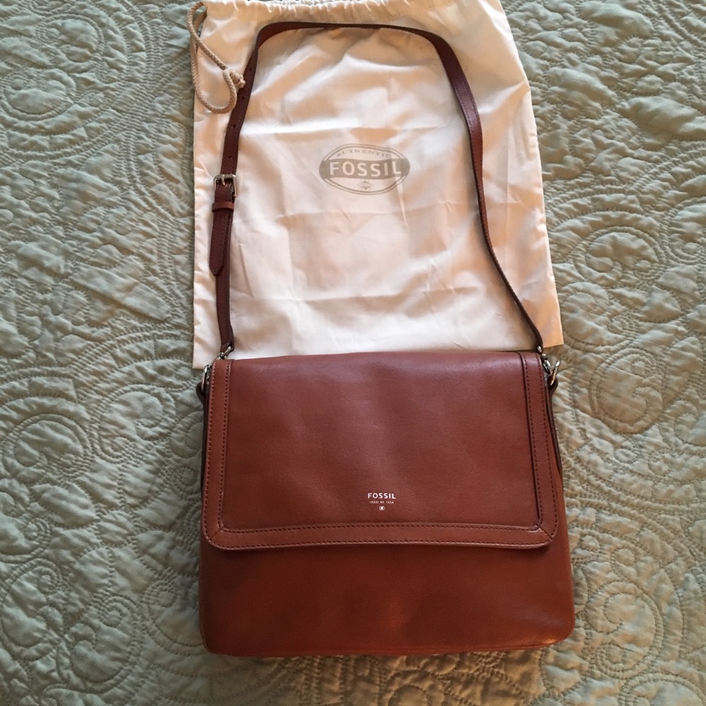 NWOT Fossil purse with dust bag.